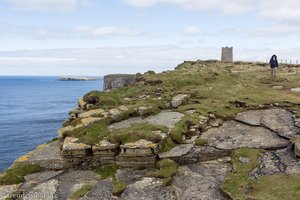 Blick zum Turm von Marwick Head