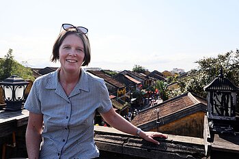Annette auf der Dachterrasse eines Lokals in Hội An