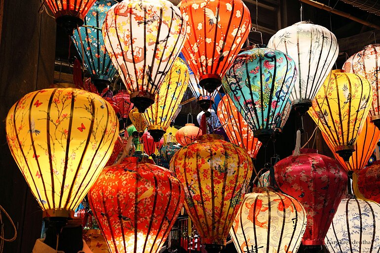 abends verleihen tausende bunte Laternen Hội An sein besonderes Flair.