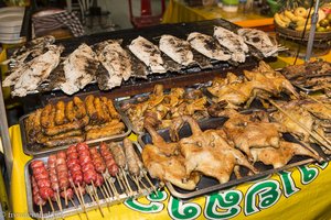 Fisch und Ente bei der Garküche auf dem Nachtmarkt von Vientiane