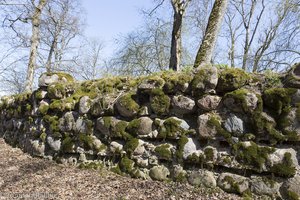 Alte Mauer einer ehemaligen Ritterburg