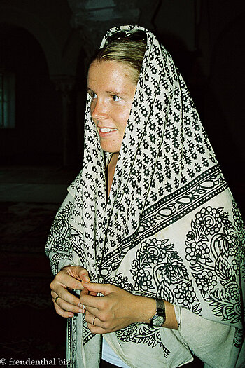 Annette im Moschee