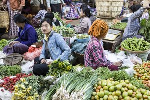 Gemüseverkäuferin auf dem Mani Sithu Market