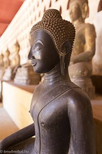 Schöne Buddhastatue im Wat Sisaket in Vientiane