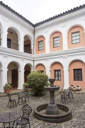 Brunnen im Patio des Hotel la Plazuela von Popayán.