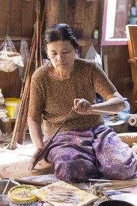 Schirmherstellerin auf dem Inle-See