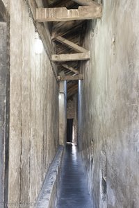 enger Wehrgang im Château Fort de Lourdes