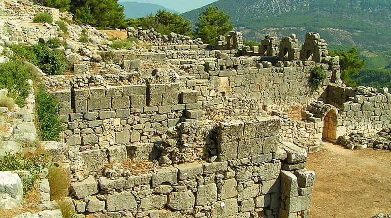 Blick über die Bauwerke von Arykanda im Taurusgebirge