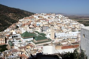 Blick auf den Hügel und der Grabmoschee von Moulay Idris