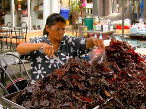 noch mehr Eingelegtes beim Nachtmarkt von Hua Hin