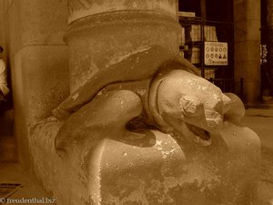 Schildkröte als Säulenfuss