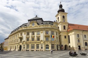 Das Rathaus neben der Katholischen Stadtpfarrkirche von Sibiu