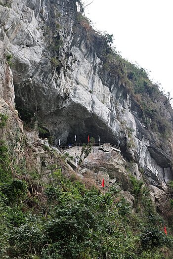 Zugang zur Überraschungshöhle Hang Sung Sot auf Bo Hon Island