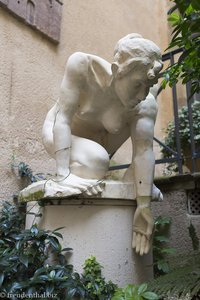 Statue in Cordes-sur-Ciel