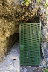 Türen versperren den Eingang zum Tunnel - doch die Seitenstreben fehlen.