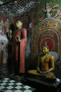 noch mehr Buddhas in Dambulla