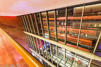 In der hohen Lobby-Galerie des Derag Livinghotel am Weißensee