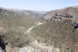 Blick in den Wadi - die Halbhöhle Itin Cave bei Salalah