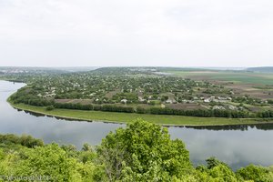 Die Sicht auf Tsekynivka in der Ukraine vom Kerzendenkmal Sorocas in Moldawien.