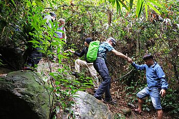 Wanderer auf einem schwierigen Wanderpfad im Phong Nha-Nationalpark
