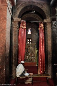 Priester in der Berg Sinai Kirche - Bete Debre Sina in Lalibela