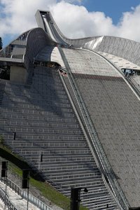 steile Zuschauerplätze auf der Schanze des Holmenkollen