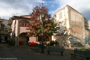 Dorfplatz im Zentrum