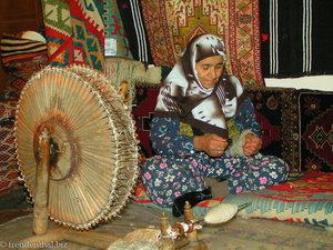 Türkin an der Seidenspindel in der Türkei