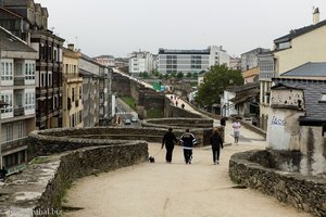 wir spazieren über die Stadtmauer von Lugo