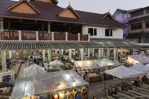 Blick auf den Night Bazaar, den Nachtmarkt von Chiang Rai