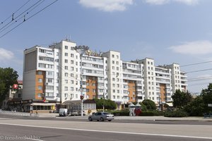 Plattenbau in Tiraspol mit Kvint-Werbung