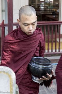 Mönch vor der Mönchsspeisung im Maha Gandaryon Kloster