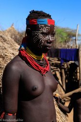 Frau im Dorf der Karo am Omo River