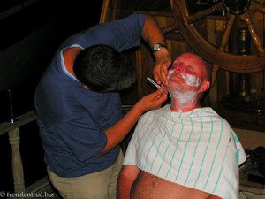 Besuch vom Barbier im Hafen von Finike