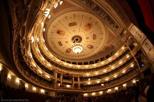 Blick vom Parkett über die Ränge zur Decke der Semperoper