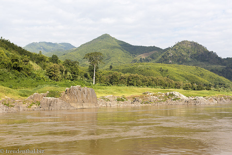 Grüne Berge entlang dem Mekong - Mekong Cruise