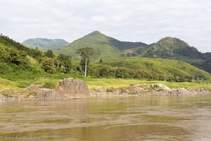 Grüne Berge entlang dem Mekong - Mekong Cruise