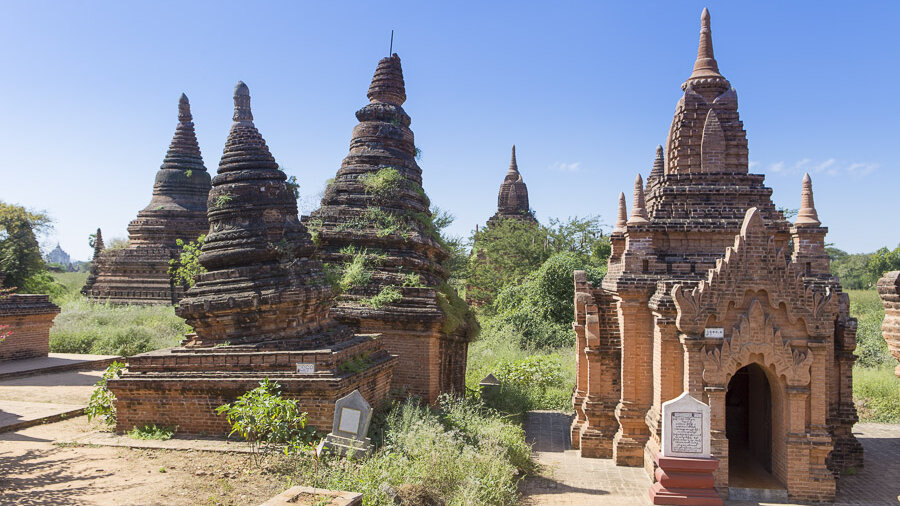 Tempelfeld mit der »leaning Pisa Pagoda« von Bagan