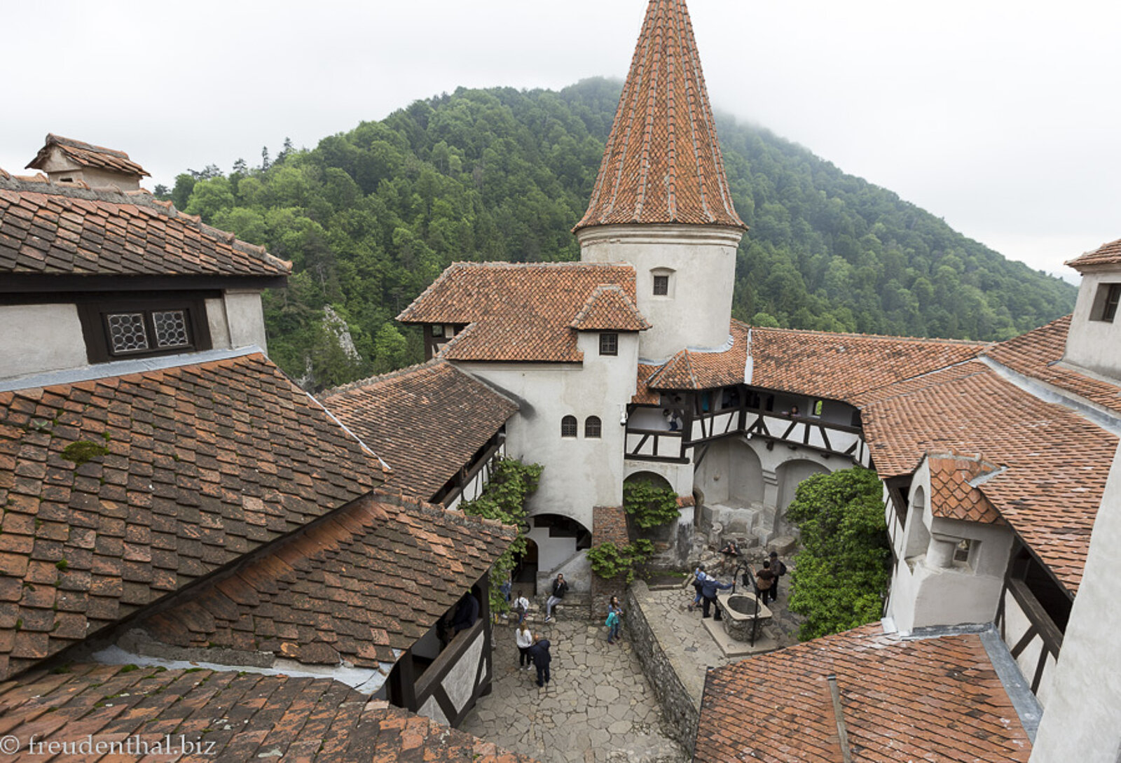 Innenhof im Schloss Bran, dem Draculaschloss oder auch der Törzburg in Transsylvanien, Rumänien