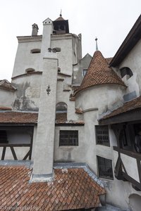 Dächer, Kamine und Türmchen sind typisch für Schloss Bran