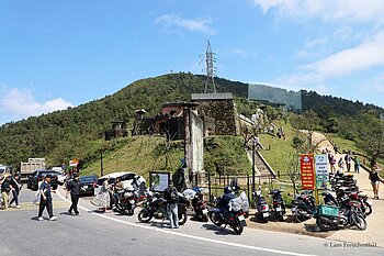Motorräder und Fußgänger beim Wolkenpass Hải Vân in Vietnam 