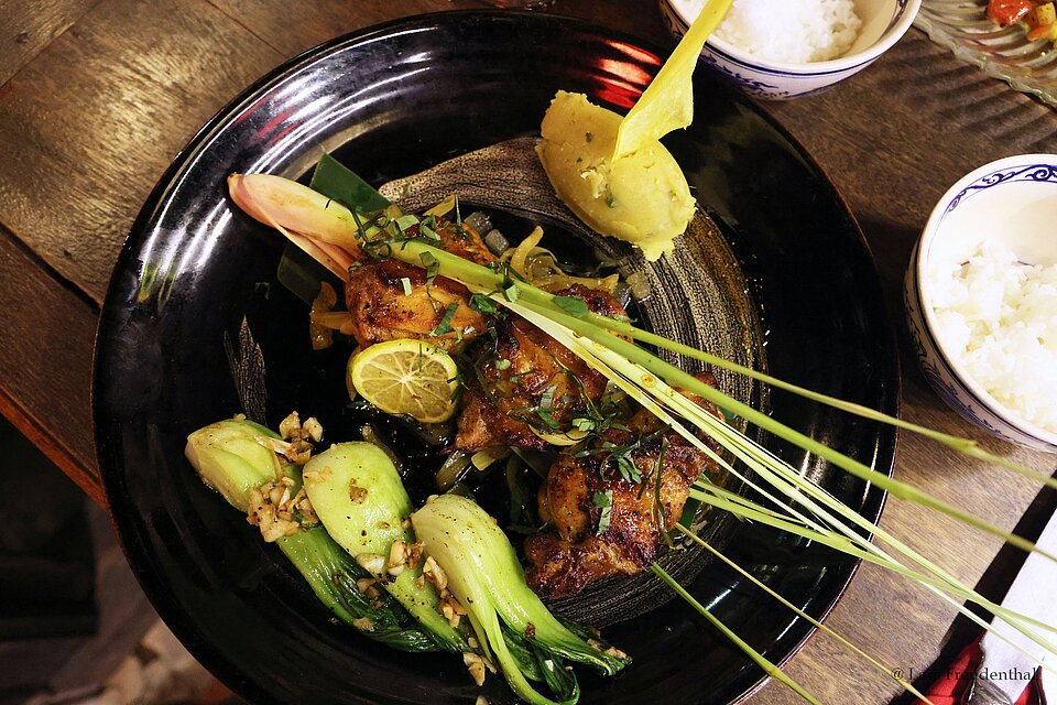 Salat und Meeresfrüchte als Abendessen bei Madame Hien in Hội An