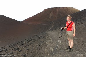 Annette auf dem Weg an die Abbruchkante des Vulkans
