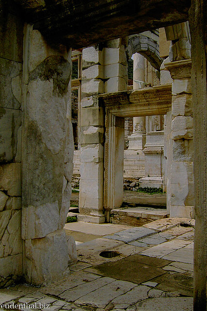 Hinter der Celsus-Bibliothek in Ephesos