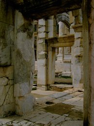 Hinter der Celsus-Bibliothek in Ephesos