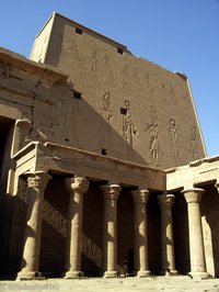 Pylon zum Innenhof - Horustempel Edfu