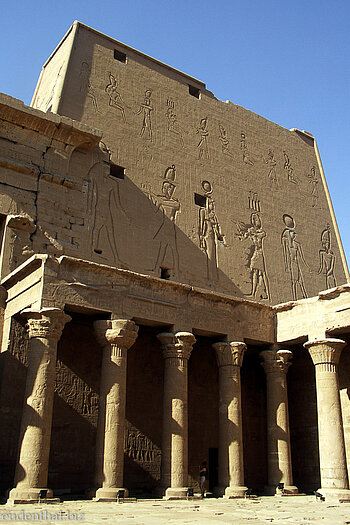 Pylon zum Innenhof - Horustempel Edfu