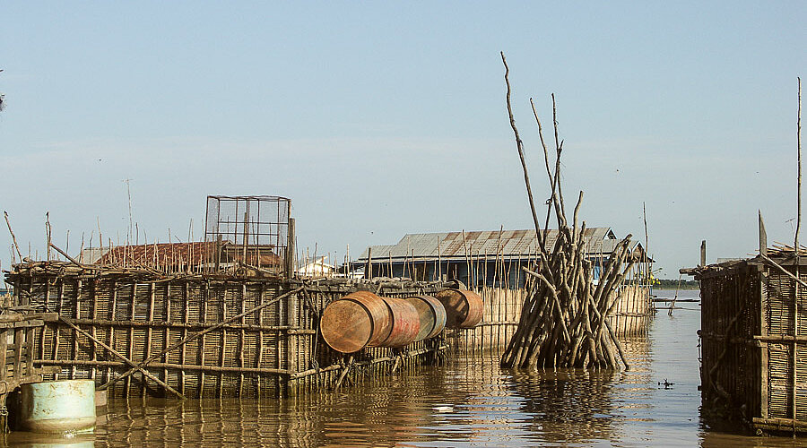 Tonlé Sap - Viehställe im Dorf der Khmer