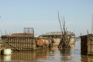 Tonlé Sap - Viehställe im Dorf der Khmer