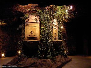 Unterirdisches Labyrinth, Rotweinbrunnen in der Renaissonshalle